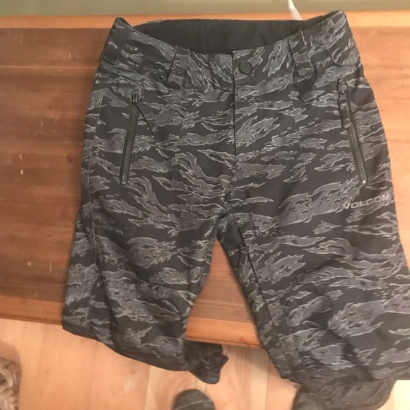 Volcom boys snow pants. Size medium. - Picture 2 of 5